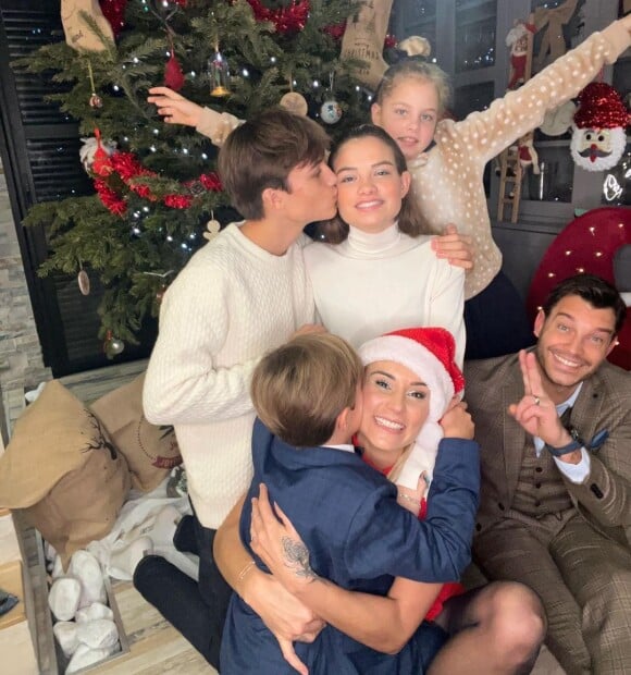 Elodie Gossuin avec ses enfants et son mari Bertrand Lacherie, à Noël