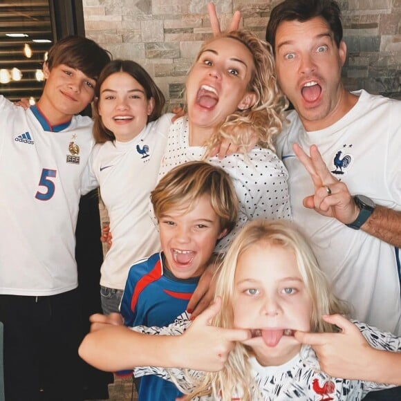 Elodie Gossuin avec ses enfants et Bertrand Lacherie