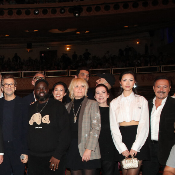 Exclusif - Prix Spécial - Leanna Chea (habillée en Barbara Bui), Philippe Canet (le père de Guillaume), Marion Cotillard, Gilles Lellouche, Guillaume Canet, Vincent Cassel, Issa Doumbia, Linh-Dan Pham, Sylvie Goscinny, Anne Uderzo, Julie Chen (habillée en Miu Miu), José Garcia et Jérôme Commandeur - Première du film Astérix et Obélix "L'Empire du Milieu" au cinéma Le Grand Rex à Paris le 15 janvier 2023. © Bertrand Rindoff / Bestimage  Exclusive - For Germany call for price - Premiere of the film Asterix and Obelix "The Middle Empire" at the Le Grand Rex cinema in Paris on January 15, 2023. No Web - Belgique et Suisse 