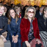 Isabelle Adjani très lookée face à Catherine Deneuve et Carla Bruni pour Dior