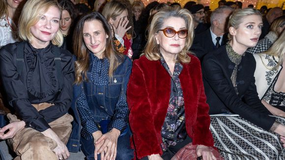 Isabelle Adjani très lookée face à Catherine Deneuve et Carla Bruni pour Dior