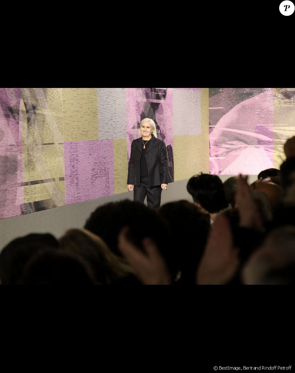 Maria Grazia Chiuri salut le public à la fin du défilé - Défilé de mode Haute-Couture Christian Dior au musée Rodin lors de la Fashion Week Printemps-été 2023 de Paris, France, le 23 janvier 2023. © Bertrand Rindoff Petroff/Bestimage