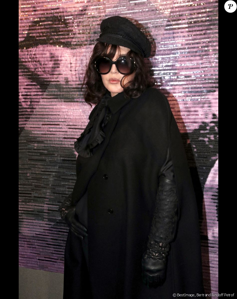 Isabelle Adjani - Photocall au défilé de mode Haute-Couture Christian Dior au musée Rodin lors de la Fashion Week Printemps-été 2023 de Paris, France, le 23 janvier 2023. © Bertrand Rindoff Petroff/Bestimage