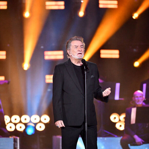 Exclusif - Eddy Mitchell - Enregistrement de l'émission "Un soir à Monaco avec Laurent Gerra" sur la scène de la salle des Etoiles du Monte-Carlo Sporting à Monaco, diffusée le 18 décembre 2021 à 21h05. Le 7 décembre 2021. Pour bien commencer les fêtes de fin d'année, Laurent Gerra vous invite à Monaco pour une grande soirée événement. Mêlant sketches inédits et chansons, il partagera la scène de la prestigieuse Salle des Étoiles du Sporting Monte-Carlo avec de nombreux invités. Dans ce lieu mythique, Laurent Gerra vous offrira un show exceptionnel dans lequel il passera au crible de ses imitations les personnalités qui ont fait l'année. Autour de nombreux sketches et parodies de chansons écrits pour l'occasion, Laurent Gerra sera rejoint par ses invités. Une grande soirée de rire inédite imaginée spécialement pour vous par Laurent Gerra ! Après avoir rassemblé plus de 300 000 spectateurs à Paris et à travers toute la France depuis l'été 2017 et après une interruption de près de deux ans, Laurent Gerra est de retour depuis le 16 novembre 2021 et revient à Paris à l'Olympia du 21 décembre 2021 au 2 janvier 2022 et à la Salle Pleyel du 4 au 9 janvier 2022 avec une nouvelle cuvée de son spectacle anniversaire. © Bruno Bebert / Bestimage