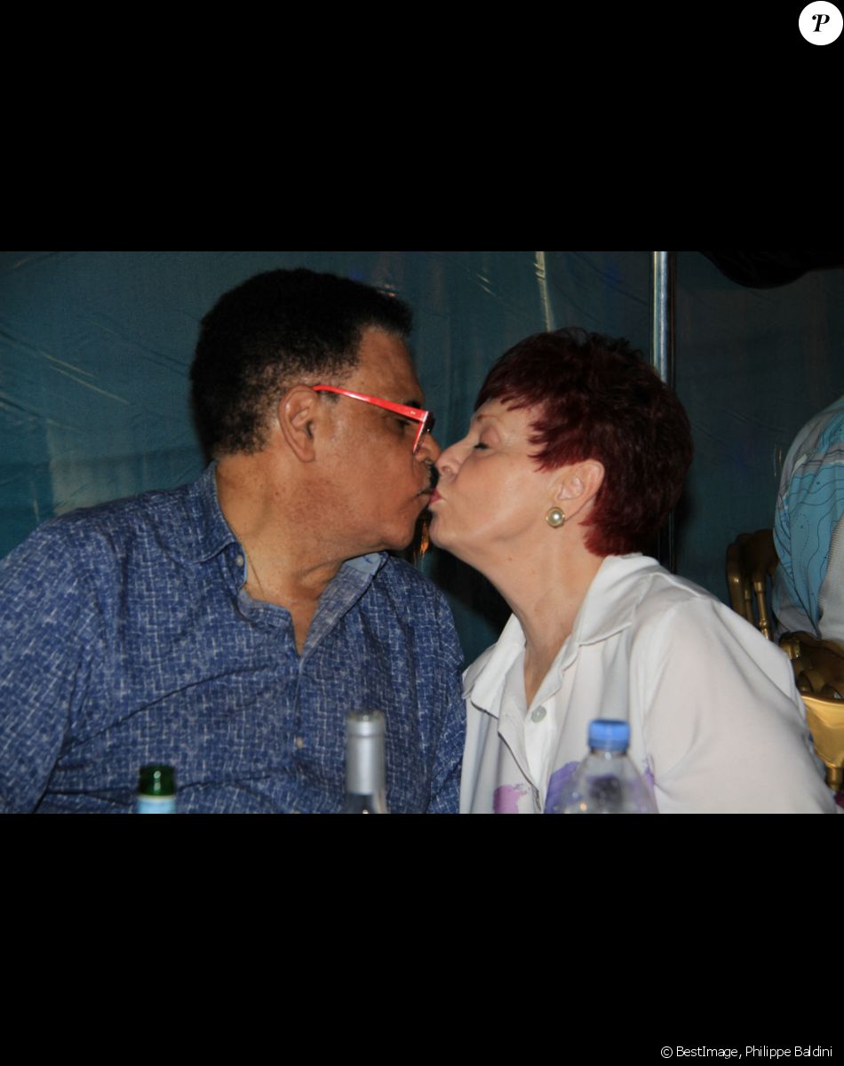 Exclusif - Fabienne Thibeault et son mari Christian Montagnac (bisou) - Fabienne.Thibeault fête son anniversaire (70 ans) lors de la soirée de remise de la Fourchette d'Or au restaurant "l'Escale Bollywood" à Persan le 16 juin 2022. Le lendemain, Fabienne aura 70 ans. © Philippe Baldini / Bestimage
