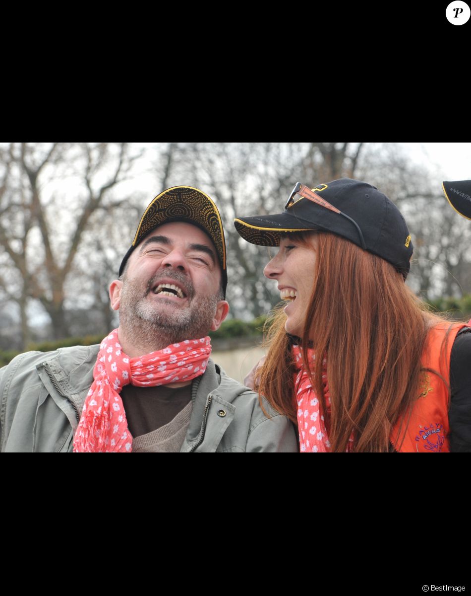 Bruno Solo et sa femme Veronique Clochepin - Presentation du Rallye Aïcha des Gazelles du Maroc 2013 sur la place du Trocadero a Paris le 16 mars 2013.