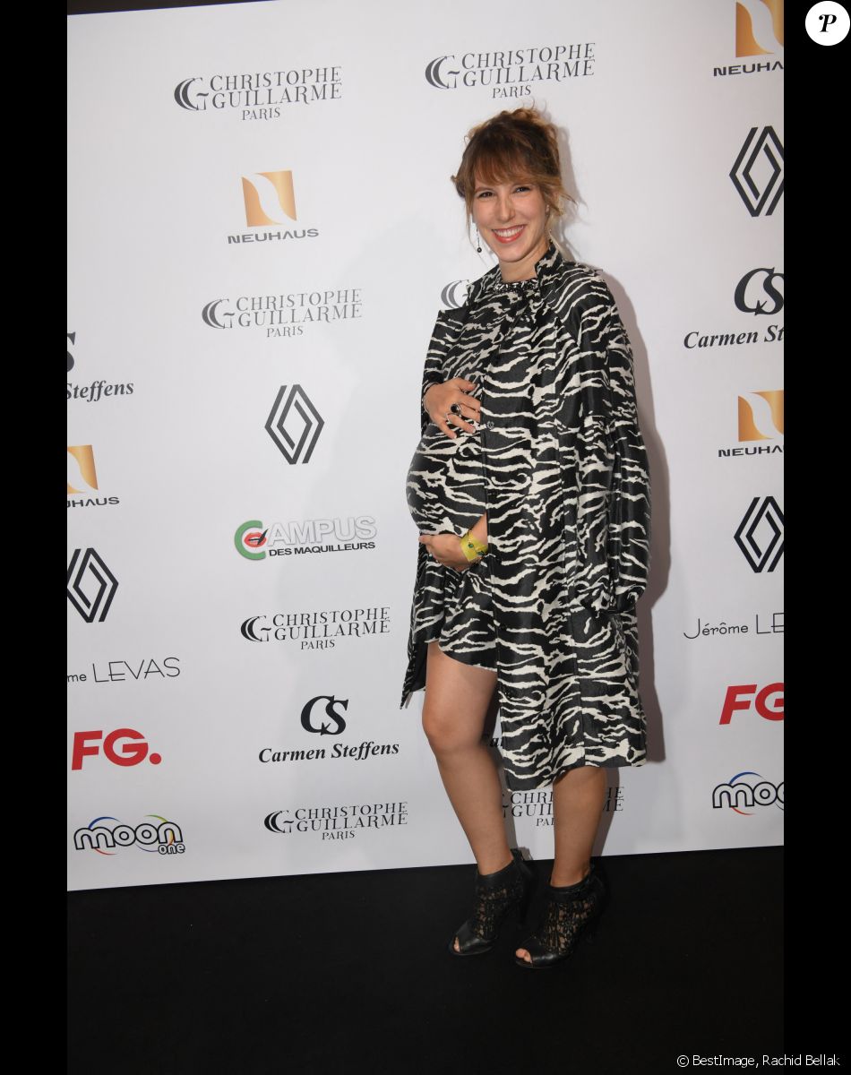 Léa François (enceinte) - Photocall du défilé de mode prêt-à-porter printemps-été 2023 Femmes "Christophe Guillarmé" lors de la fashion week de Paris à l'Atelier Renault à Paris le 28 septembre 2022. © Rachid Bellak/Bestimage