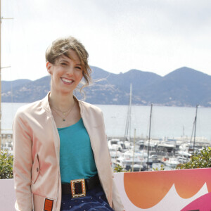 Léa François au photocall de la série "Plus belle la vie" lors de la 5ème saison du festival International des Séries "Canneseries" à Cannes, France, le 2 avril 2022. © Denis Guignebourg/Bestimage 