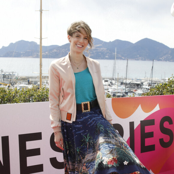 Léa François au photocall de la série "Plus belle la vie" lors de la 5ème saison du festival International des Séries "Canneseries" à Cannes, France, le 2 avril 2022. © Denis Guignebourg/Bestimage 