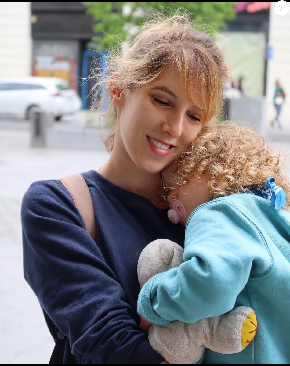 Léa François avec sa fille Louison