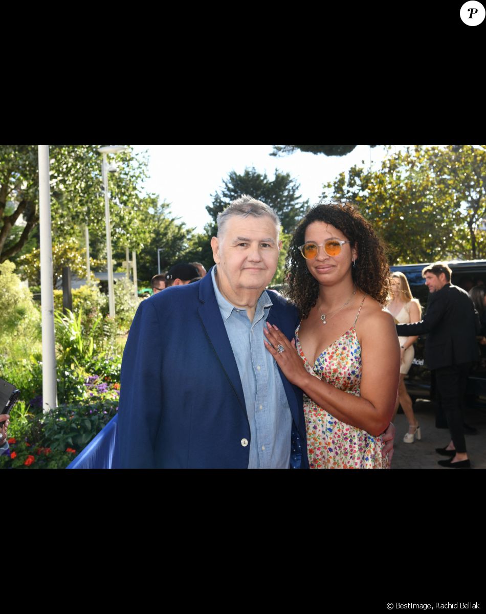 Pierre Ménès et sa femme Mélissa - Photocall de la cérémonie de clôture du 8ème Festival du Cinéma et Musique de Film de La Baule le 3 juillet 2022. © Rachid Bellak/bestimage