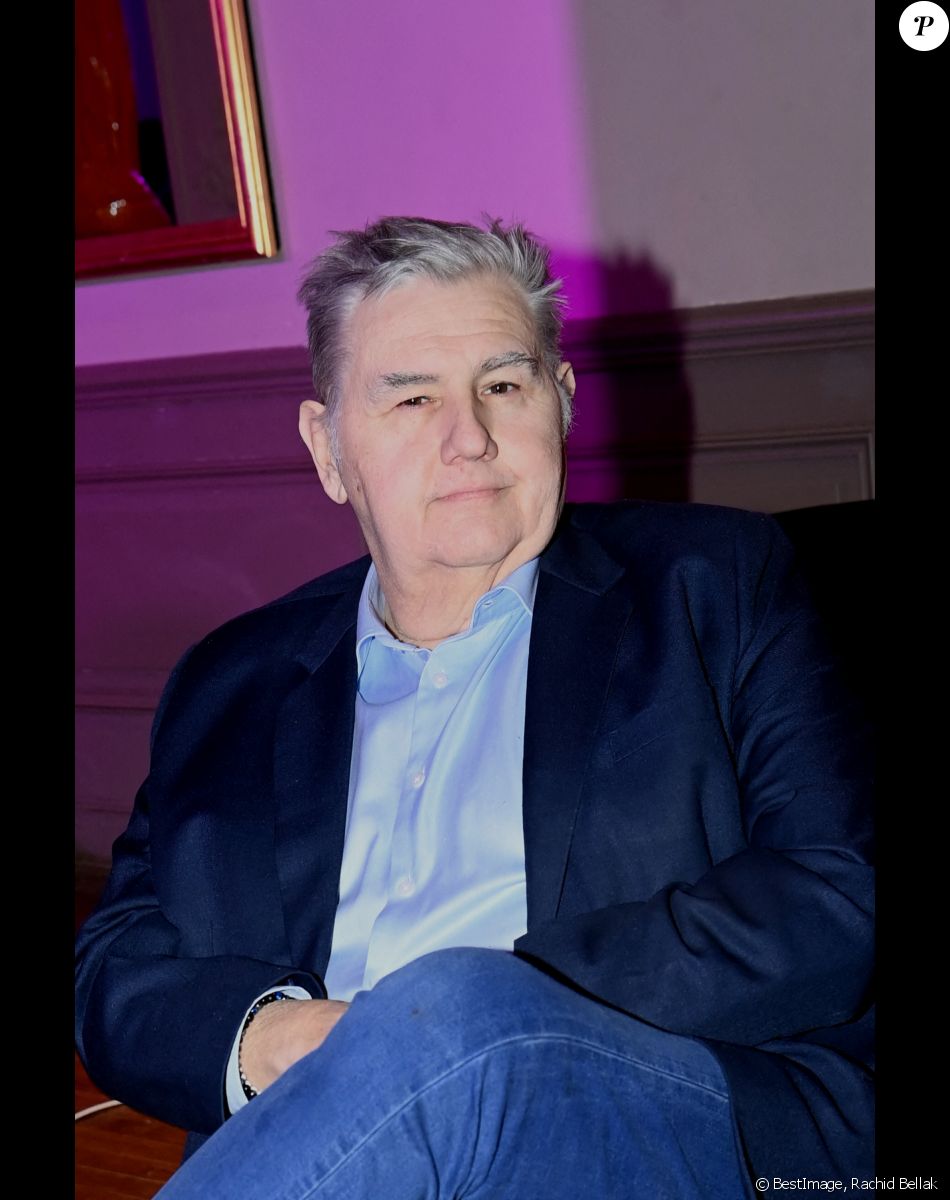 Exclusif - Pierre Ménès lors de la soirée de gala d'exception pour les 10 ans de l'association "Les Rois du monde" (LRDM) à la salle Wagram à Paris le 14 mars 2022. Les Rois du Monde est une association loi 1901, créée en 2012, elle oeuvre pour les enfants nécessiteux, orphelins et hospitalisés de manière financière, matérielle, culturelle et distrayante. © Rachid Bellak / Bestimage