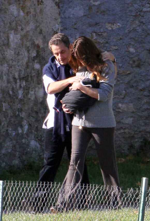 Nicolas Sarkozy et Carla Bruni-Sarkozy avec leur bébé Giulia à La Lanterne à Versailles