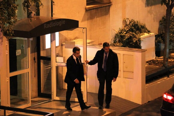 Nicolas Sarkozy venant rendre visite à Carla Bruni-Sarkozy qui vient d'accoucher de Giulia à la Clinique de la Muette à Paris en 2011