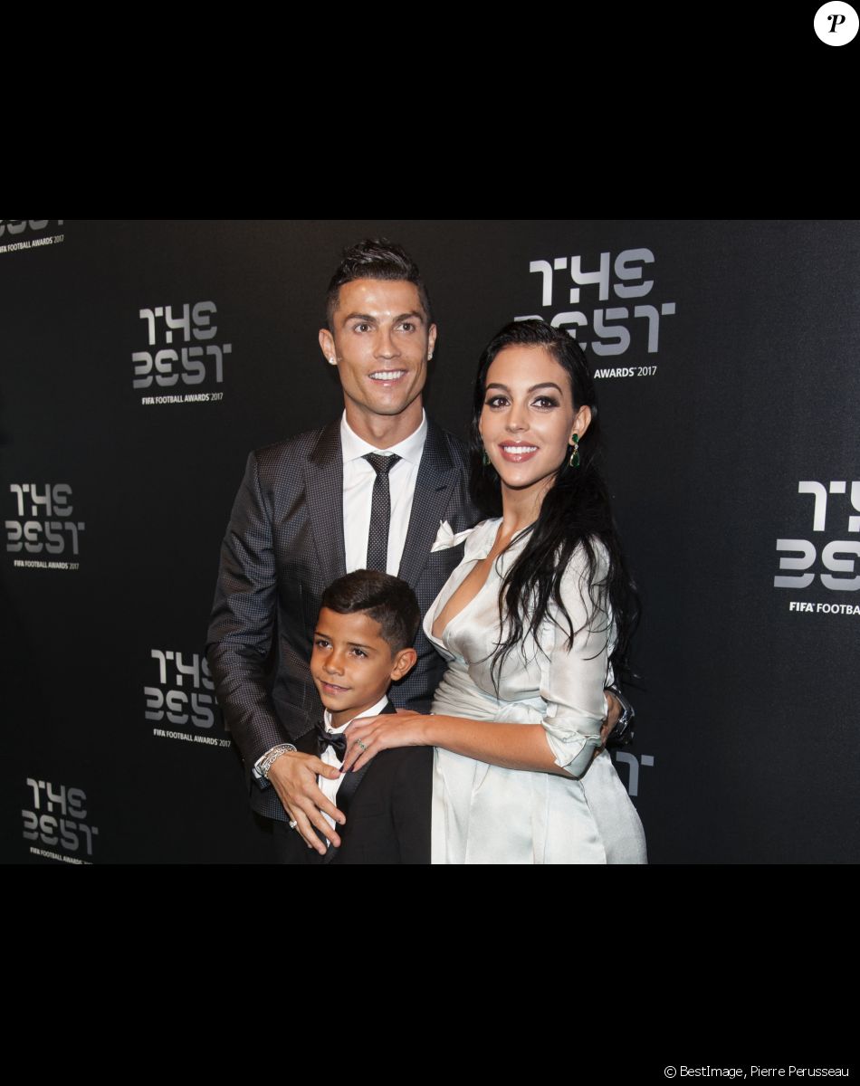 Cristiano Ronaldo (meilleur joueur), son fils Cristiano Jr et sa compagne Georgina Rodriguez enceinte - The Best FIFA Football Awards 2017 au London Palladium à Londres, le 23 octobre 2017. © Pierre Perusseau/Bestimage