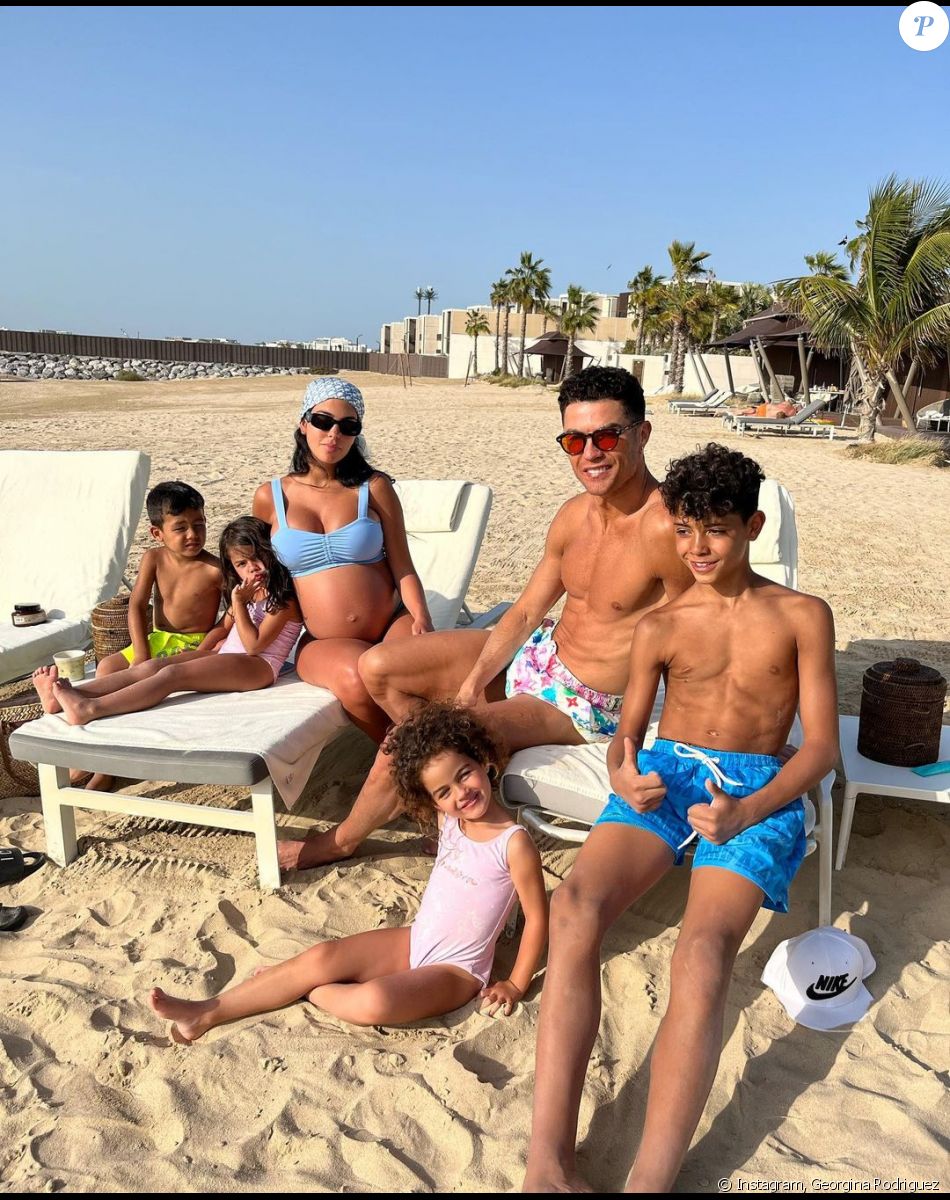 Georgina Rodriguez montre son baby bump en vacances à Dubaï.
