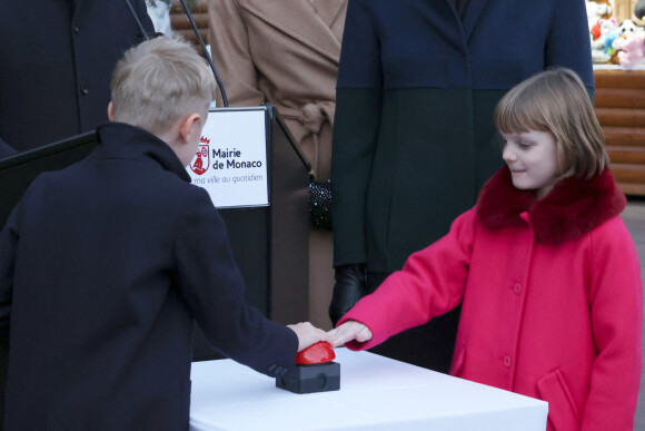 Le prince Jacques et la princesse Gabriella de Monaco lors de l'inauguration du marché de Noël à Monaco. Le 2 décembre 2022. © Claudia Albuquerque / Bestimage 