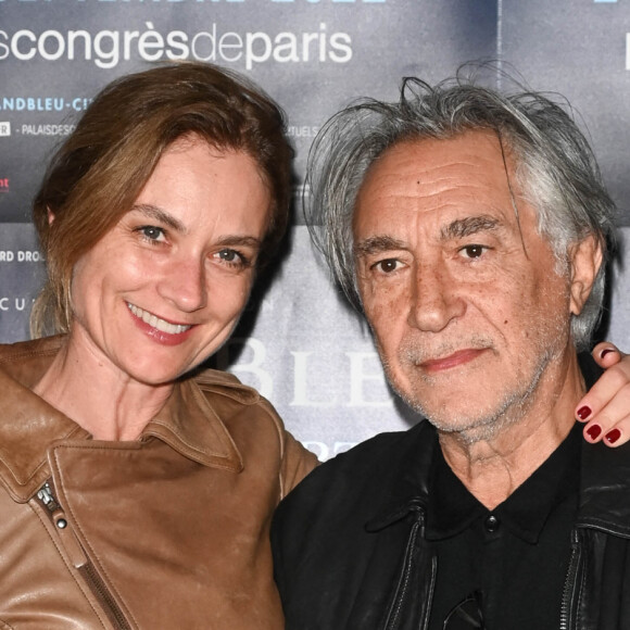 Richard Berry et sa femme - Triomphe ce week-end pour les deux représentations Parisiennes du Grand Bleu en Ciné-concert au Palais des Congrès à Paris le 25 septembre 2022. De nombreuses personnalités sont venues applaudir É.serra et ses musiciens. Actuellement en Tournée dans toute la France. © Coadic Guirec/Bestimage