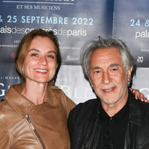 Richard Berry et sa femme - Triomphe ce week-end pour les deux représentations Parisiennes du Grand Bleu en Ciné-concert au Palais des Congrès à Paris le 25 septembre 2022. De nombreuses personnalités sont venues applaudir É.serra et ses musiciens. Actuellement en Tournée dans toute la France. © Coadic Guirec/Bestimage