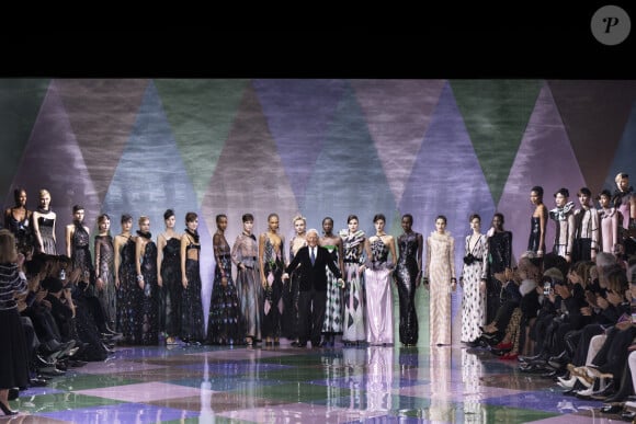 Le styliste Giorgio Armani - Personnalités dans les backstage du défilé de mode Haute-Couture "Giorgio Armani Privé" lors de la fashion week de Paris. Le 24 janvier 2023 