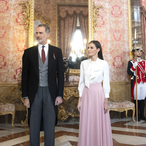 Le roi Felipe VI et la reine Letizia, lors de la réception du corps diplomatique accrédité en Espagne, au Palais Royal à Madrid, le 25 janvier 2023.