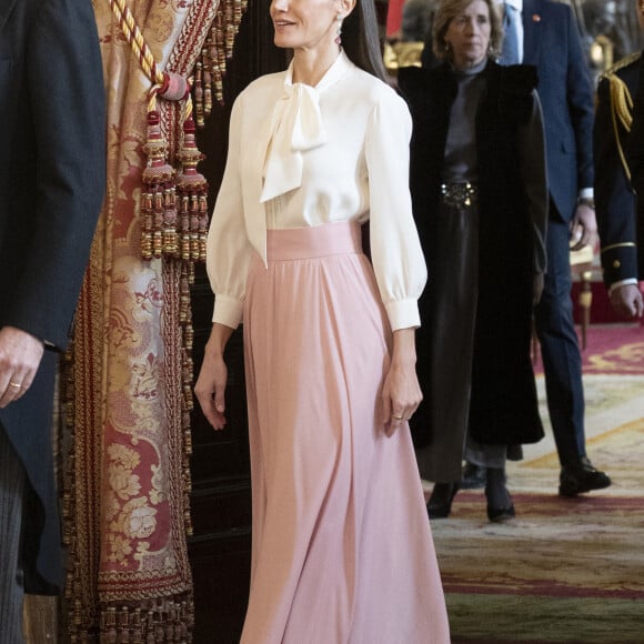 Le roi Felipe VI et la reine Letizia, lors de la réception du corps diplomatique accrédité en Espagne, au Palais Royal à Madrid, le 25 janvier 2023.