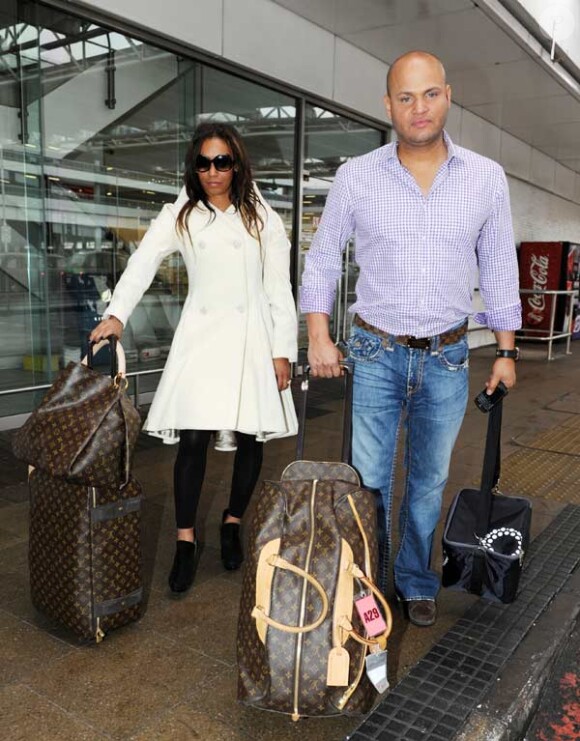 Mel B et son mari Stephen Belafonte à leur arrivée à Londres le 16 février 2010