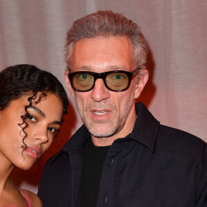 Vincent Cassel et sa femme Tina Kunakey au photocall en front row du défilé "Le Raphia" de la maison Jacquemus au Bourget le 12 décembre 2022. © Veeren / Clovis / Bestimage 