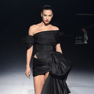 Irina Shayk lors du défilé Thierry Mugler collection automne / hiver 2022/2023 à La Villette pendant la semaine de la Haute Couture à Paris le 26 janvier 2023. 