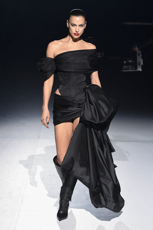 Irina Shayk lors du défilé Thierry Mugler collection automne / hiver 2022/2023 à La Villette pendant la semaine de la Haute Couture à Paris le 26 janvier 2023. 