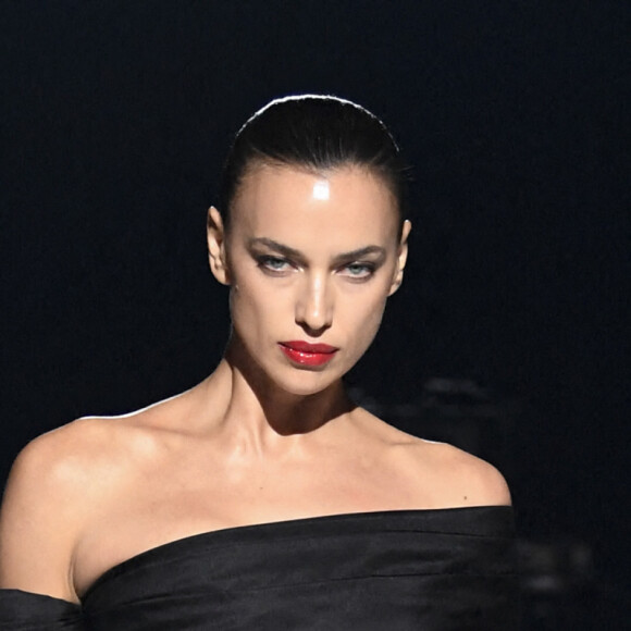 Irina Shayk lors du défilé Thierry Mugler collection automne / hiver 2022/2023 à La Villette pendant la semaine de la Haute Couture à Paris le 26 janvier 2023. 
