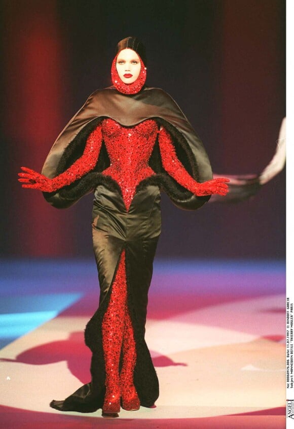 Défilé de la collection haute-couture automne-hiver Thierry Mugler à Paris le 11 juillet 1997.