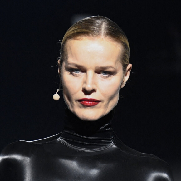 Eva Herzigova lors du défilé Thierry Mugler collection automne / hiver 2022/2023 à La Villette pendant la semaine de la Haute Couture à Paris le 26 janvier 2023.