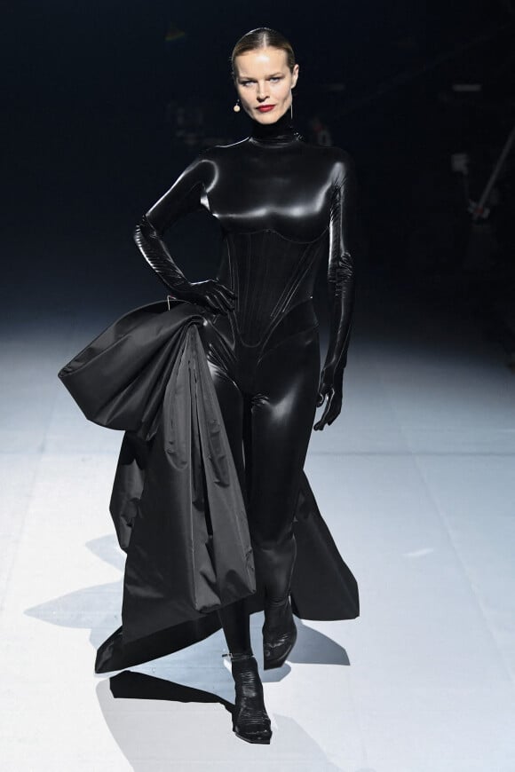 Eva Herzigova lors du défilé Thierry Mugler collection automne / hiver 2022/2023 à La Villette pendant la semaine de la Haute Couture à Paris le 26 janvier 2023. 