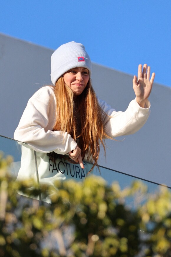 Shakira salue ses fans depuis le balcon de sa maison à Barcelone le 21 janvier 2023.