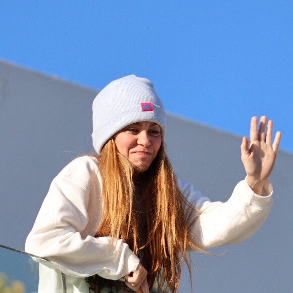 Shakira salue ses fans depuis le balcon de sa maison à Barcelone le 21 janvier 2023.