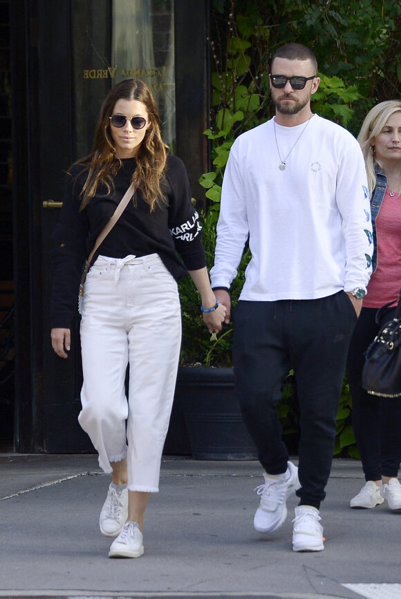 Exclusif - Jessica Biel et son mari Justin Timberlake sont allés diner avec des amis au restaurant Yves dans le quartier de Tribeca à Los Angeles, le 25 août 2019