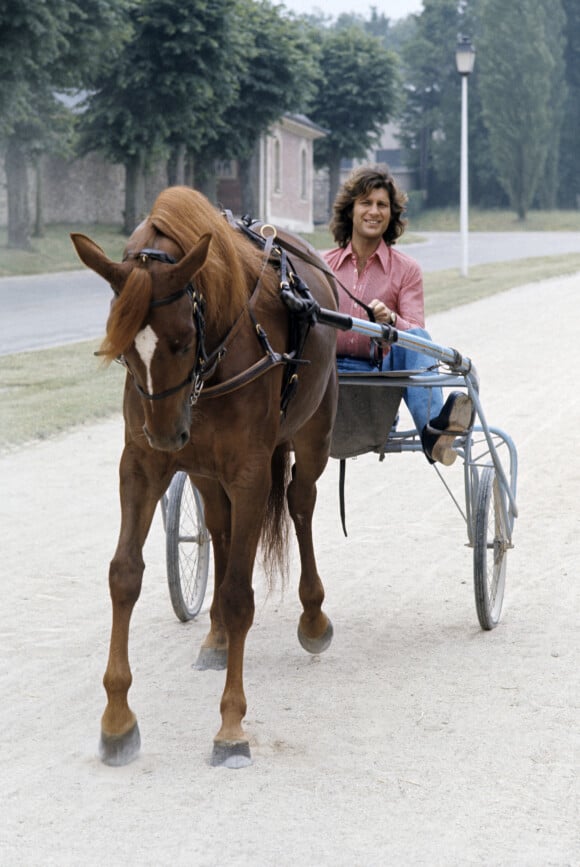 Archives - En France, Mike Brant, chanteur, avec son cheval Kullebert dans un haras
