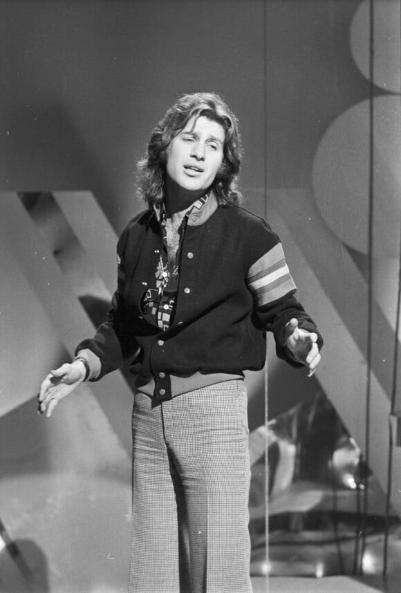 Archives - En France, à Paris, Mike Brant chantant en playback sur le plateau de l'émission Taratata le 15 février 1974.