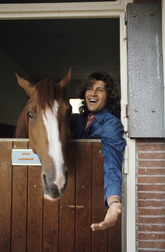 Archives -  En France, Mike Brant, chanteur, avec son cheval Kullebert dans un haras en juin 1974.