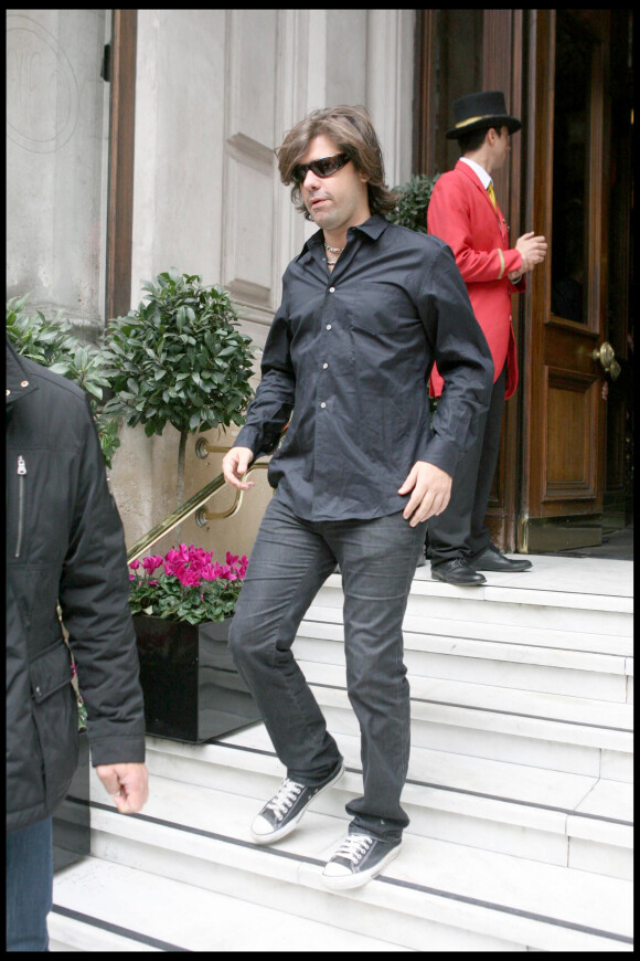 Shakira vue en train de quitter son hôtel à Londres, non loin de son compagnon de l'époque Antonio de la Rúa, en 2009