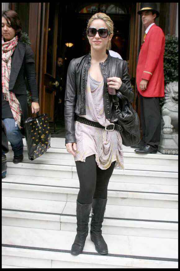 Shakira vue en train de quitter son hôtel à Londres, non loin de son compagnon de l'époque Antonio de la Rúa, en 2009