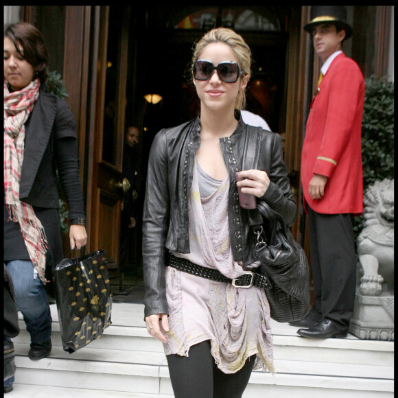 Shakira vue en train de quitter son hôtel à Londres, non loin de son compagnon de l'époque Antonio de la Rúa, en 2009