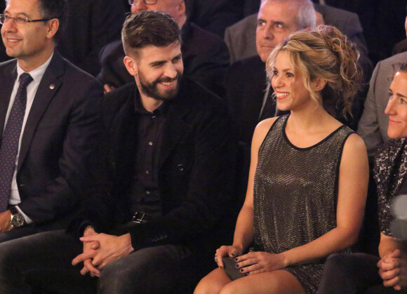 Shakira et Gerard Piqué qui a reçu le prix du meilleur athlète catalan lors d'une cérémonie à Barcelone le 25 janvier 2016