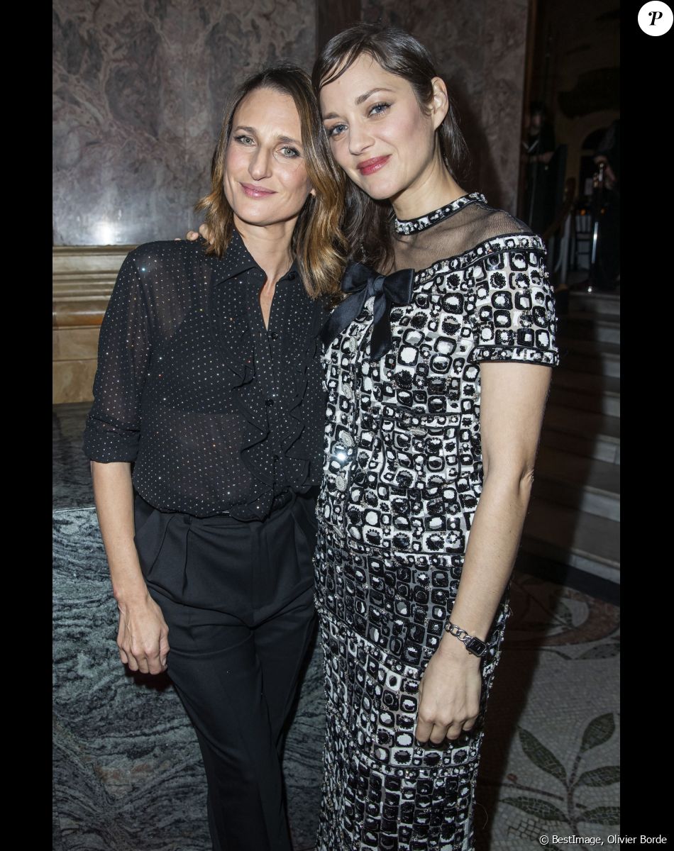 Marion Cotillard En Couple Avec Camille Cottin Marion Cotillard : Cette très célèbre amie chez qui elle s'est réfugiée  pour surmonter ses problèmes de couple - Purepeople