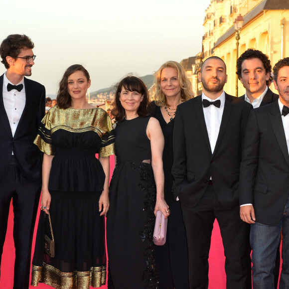 Aure Atika, Hugo Gelin, Marion Cotillard,guest, Camille Lauens, Ibrahim Maalouf, Nathanael Karmitz, Manu Payet et Camille Cottin - Arrivées à la cérémonie de clôture du 31ème Festival du Film de Cabourg, Journées Romantiques le 17 juin 2017. © Coadic Guirec / Bestimage 