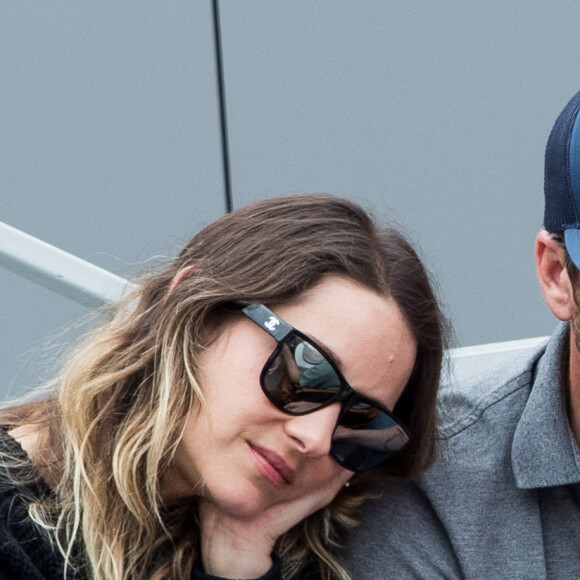 Marion Cotillard et son compagnon Guillaume Canet - People dans les tribunes lors de la finale messieurs des internationaux de France de tennis de Roland Garros 2019 à Paris le 9 juin 2019. © Jacovides-Moreau/Bestimage 