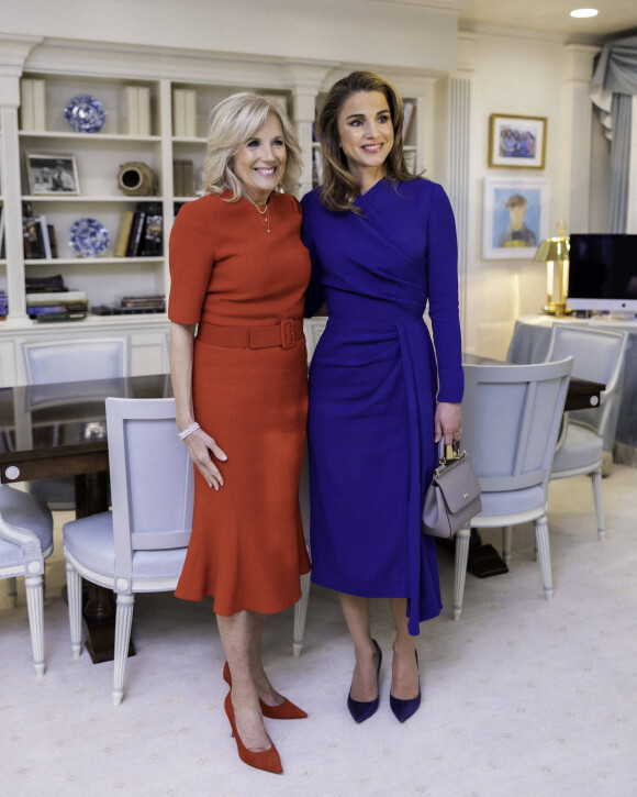 La reine Rania de Jordanie reçue par la Première dame des Etats-Unis Jill Biden à la Maison Blanche à Washington. 