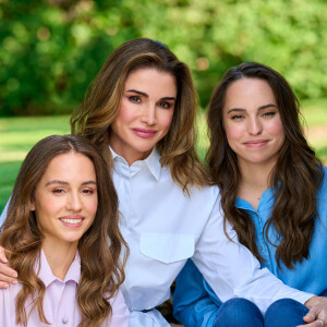 Photo officielle de la reine Rania de Jordanie et ses filles, la princesse Salma, 22 ans, et la princesse Iman, 26 ans. Le 26 septembre 2022 