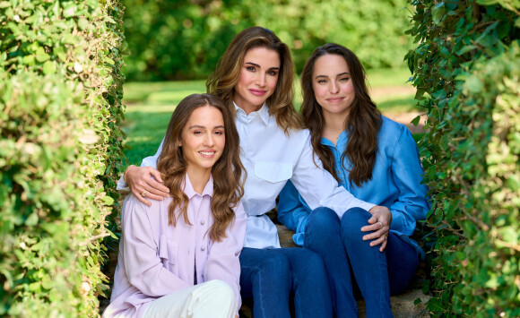 Photo officielle de la reine Rania de Jordanie et ses filles, la princesse Salma, 22 ans, et la princesse Iman, 26 ans. Le 26 septembre 2022 